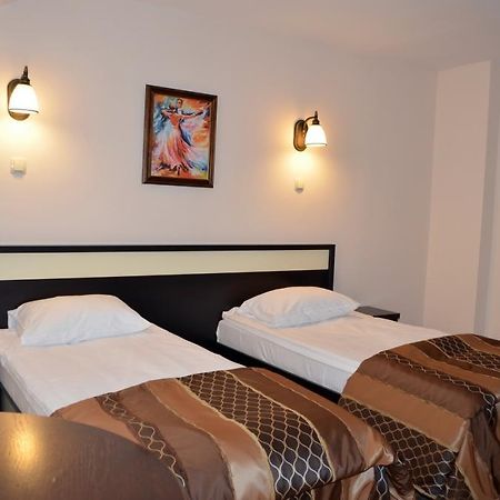 Vila Gardenia Hotel Oradea Bagian luar foto